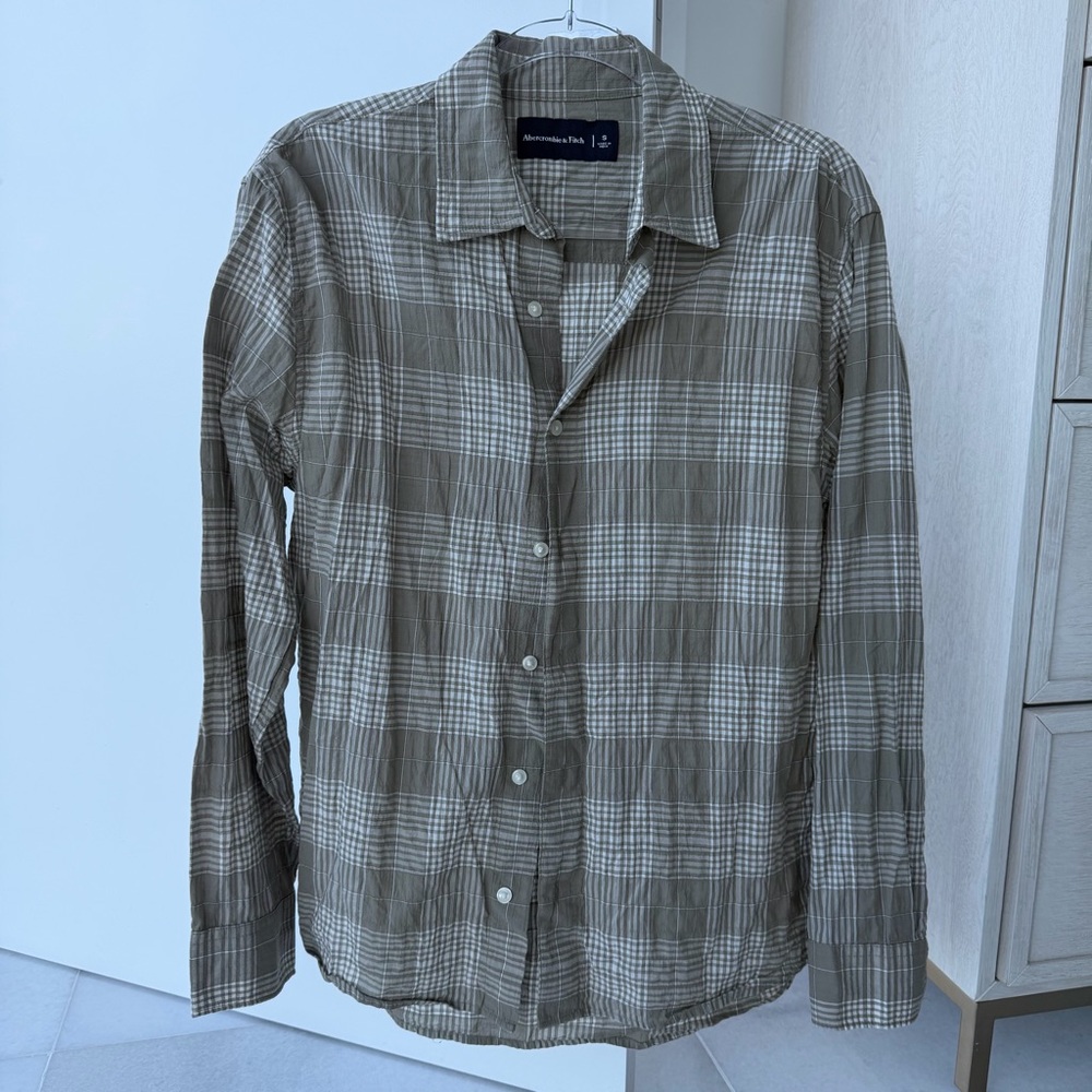 A&F MEN’s LIGHTWEIGHT PLAID BUTTON DOWN SHIRT